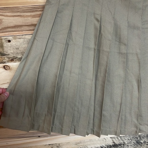 Lands' End size 12 Khaki Color A-Line Pleated Midi Skirt with Button & Side Zip - Picture 6 of 8